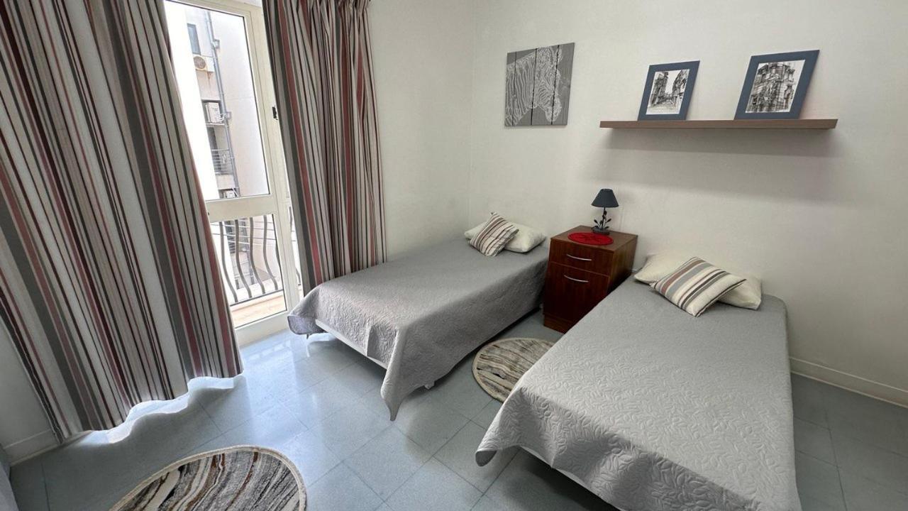 Malta Crown Guesthouse Saint Julian's ภายนอก รูปภาพ