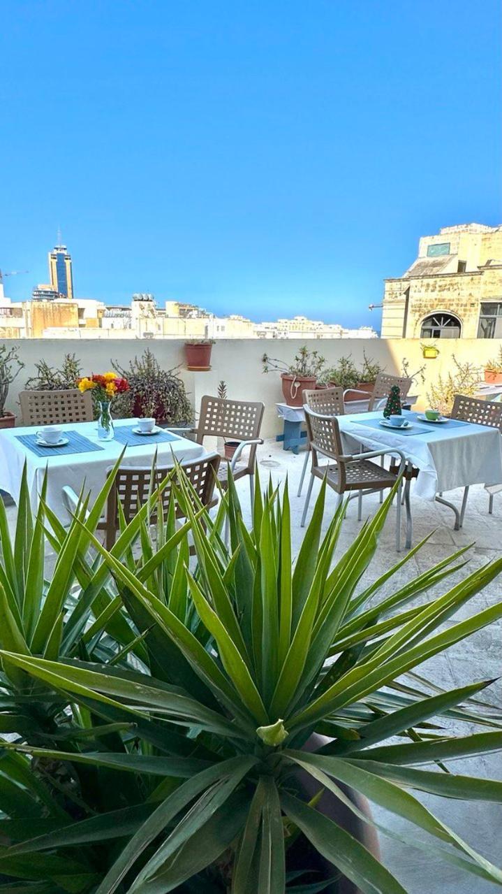 Malta Crown Guesthouse Saint Julian's ภายนอก รูปภาพ